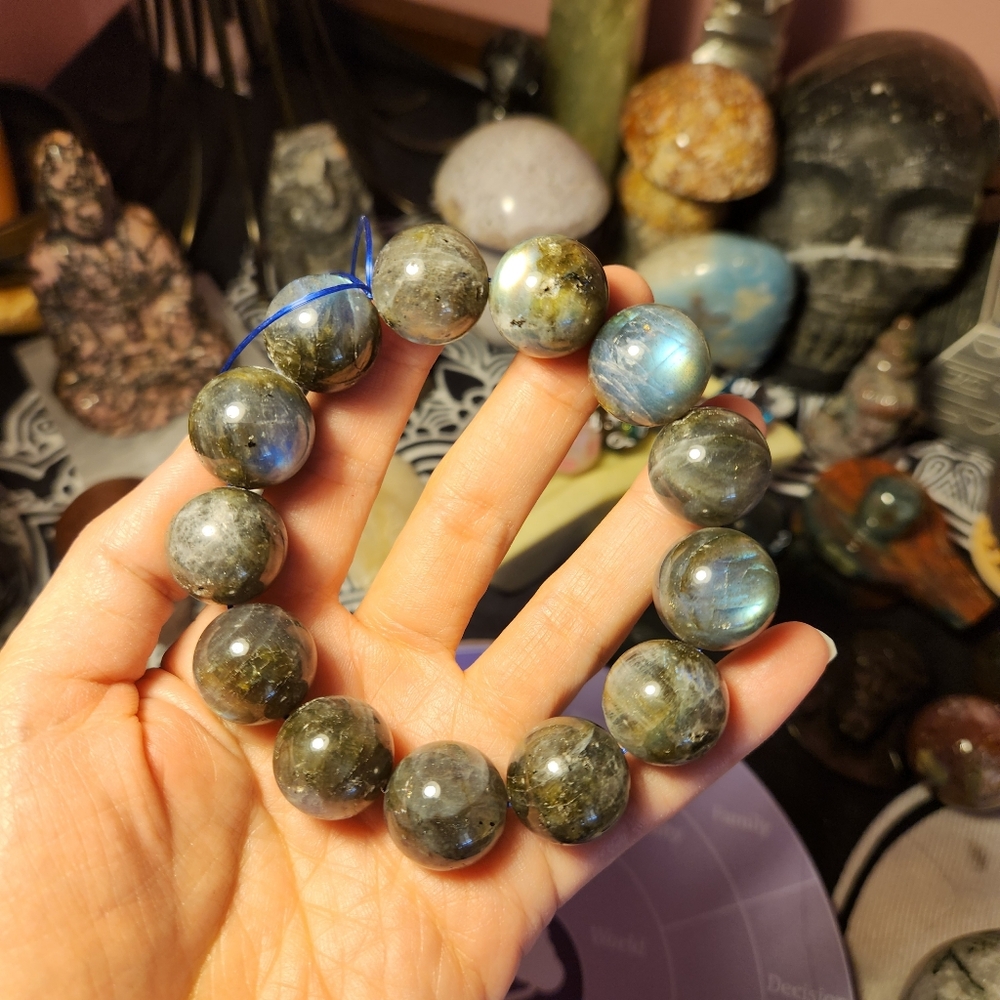 Flashy labradorite bracelet (17.5mm, size 8.5)